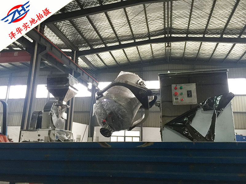 澤華與客戶訂購了一臺(tái)30B粉碎機(jī)和一臺(tái)SYH-200三維運(yùn)動(dòng)混合機(jī)